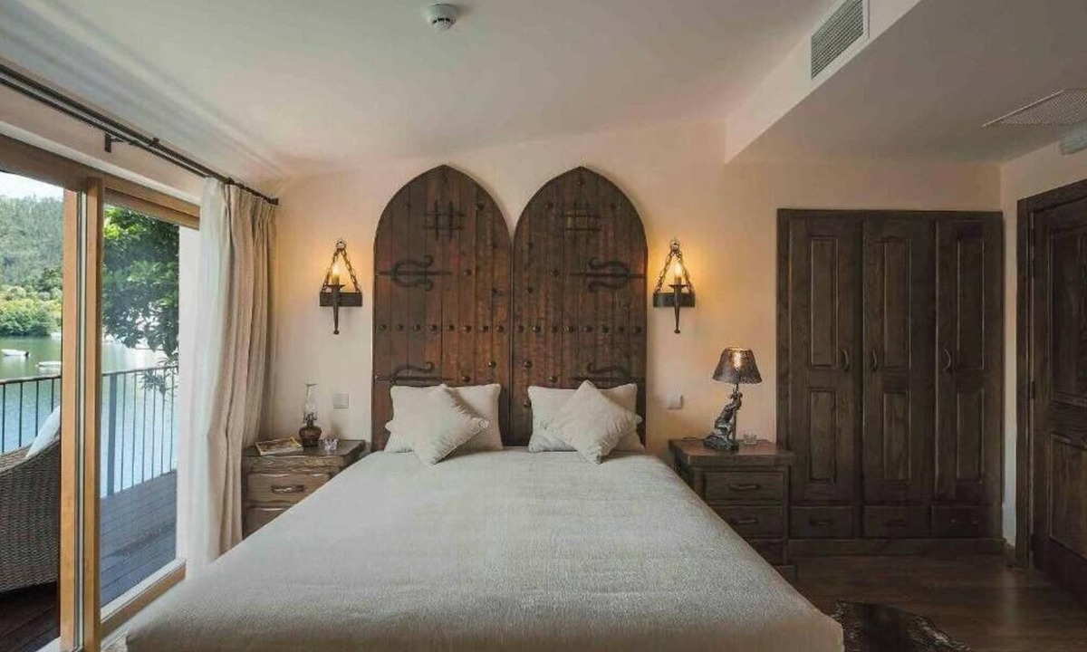 Nossa Senhora do Pranto Bed & Breakfast | Jacques de Molay Suite with balcony and river view