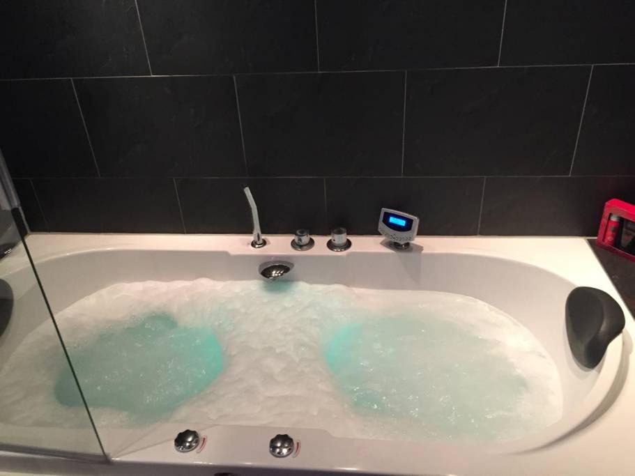Spaarndammer en Zeeheldenbuurt House | Jacuzzi Amsterdam Center Apartment Sunny Top Floor
