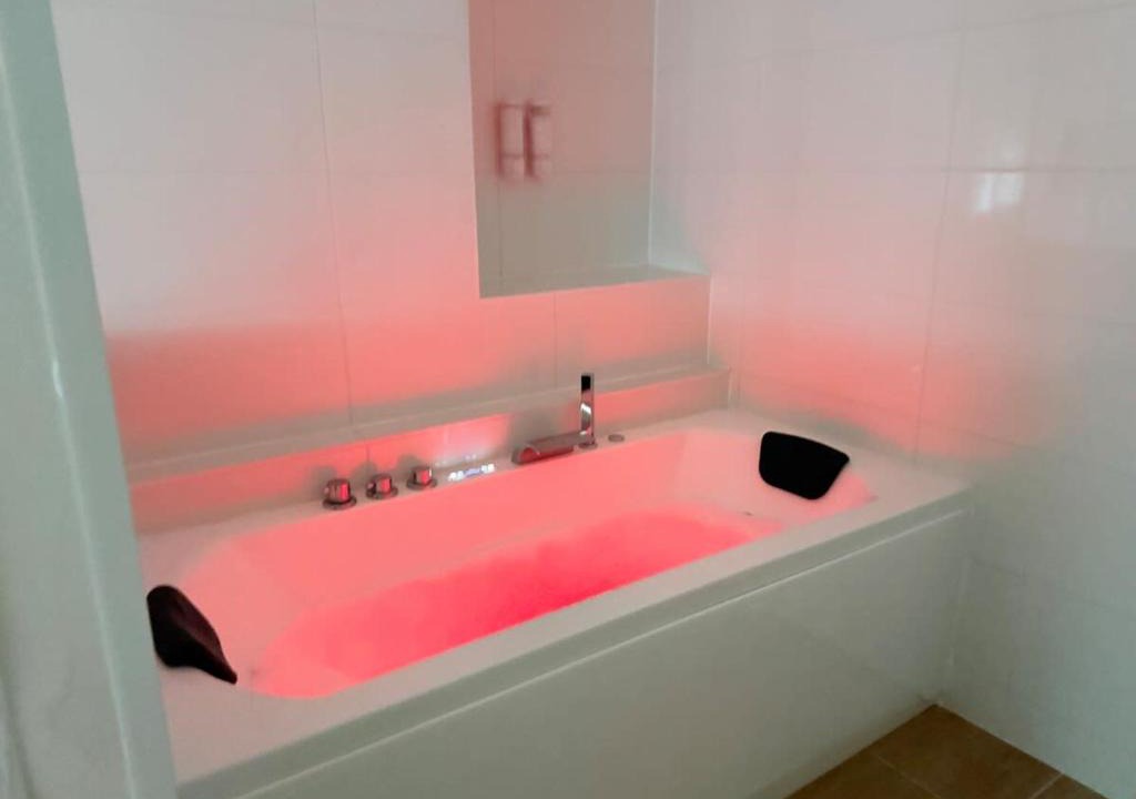 Chatel-Guyon Hotel | Jacuzzi privé - Netflix - Wi-Fi - parking gratuit