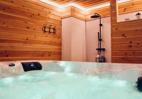 Villedieu-les-Poeles Apartment | Jacuzzi privatisé en accès illimité Duplex