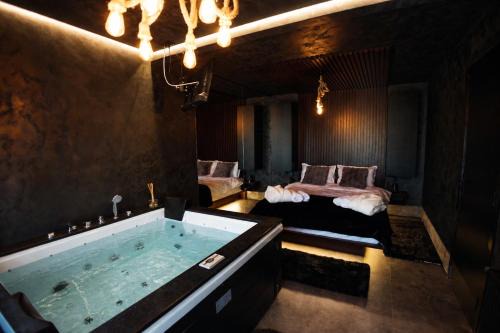 Sotrile House | JacuzziNoirHouse