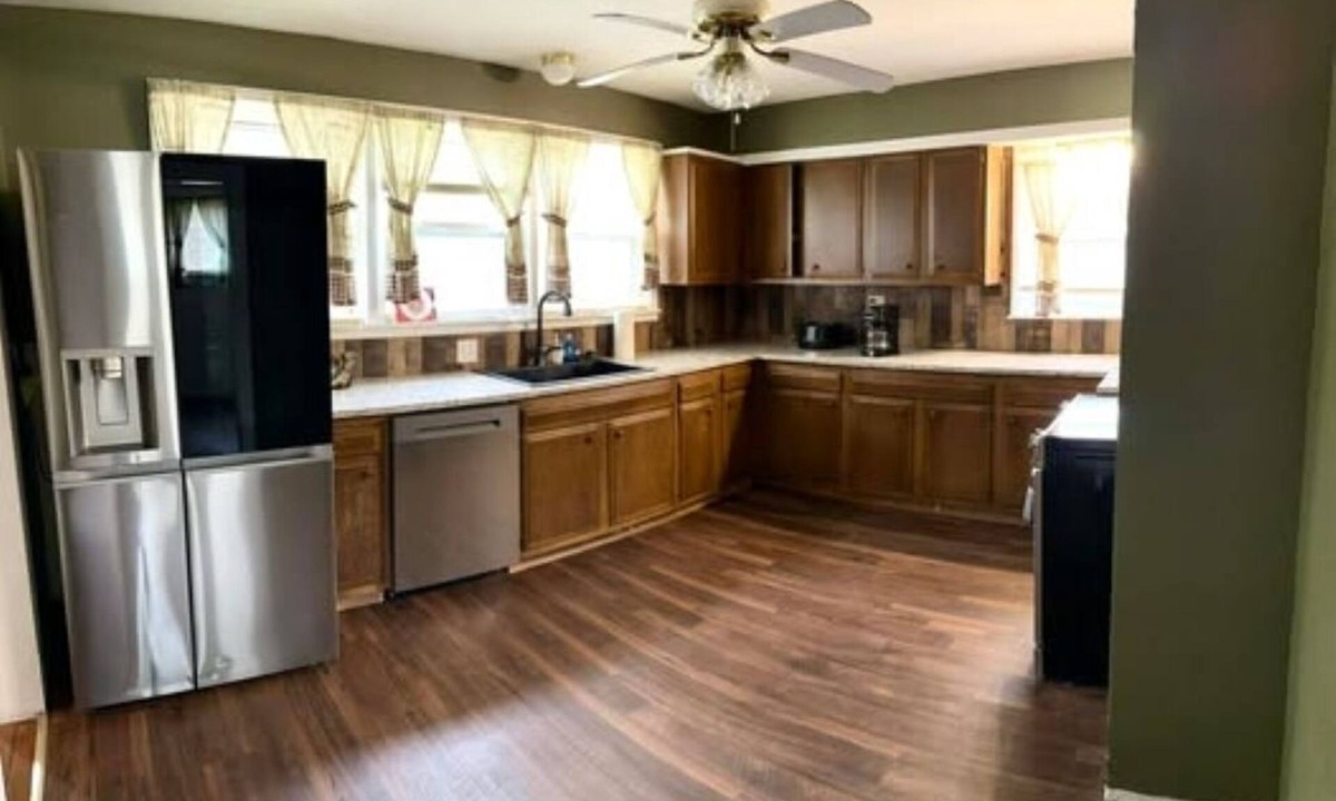 Olney House | Jade Junction - Newly Remodeled 3 BR/1 BA in the center of town!