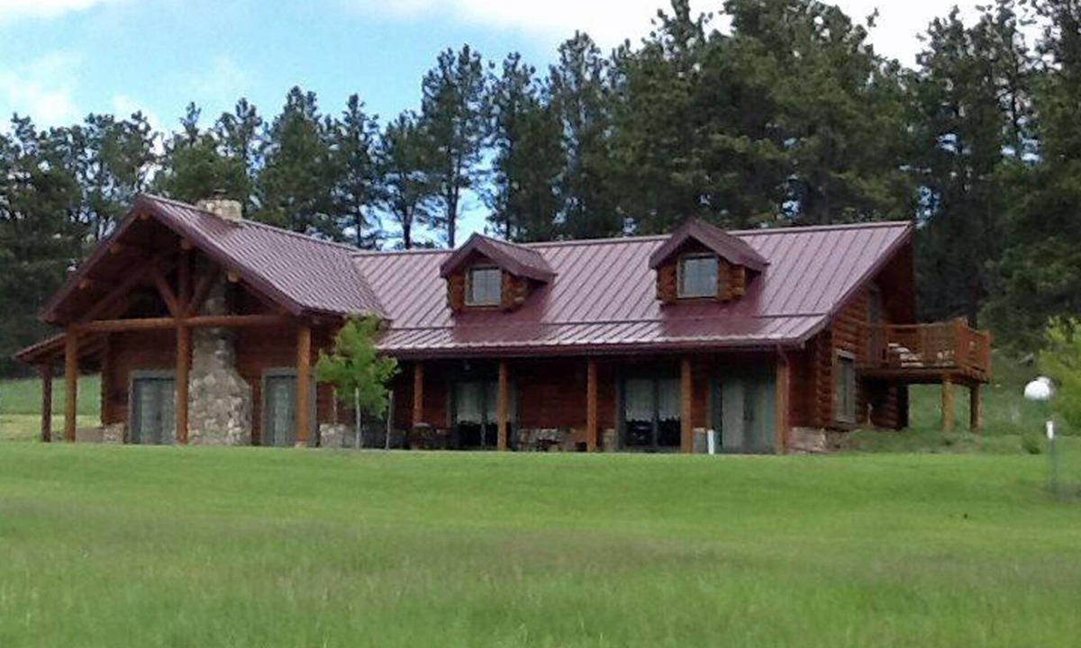 Custer Cabin | Jade Pines, Sturgis Rally week open. Sauna, Darts, Pinball, Pool Table, cornhole