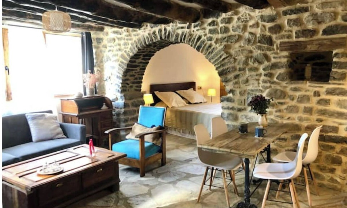 San Felices de Ara Apartment | Jal house. Stone apartment, fireplace