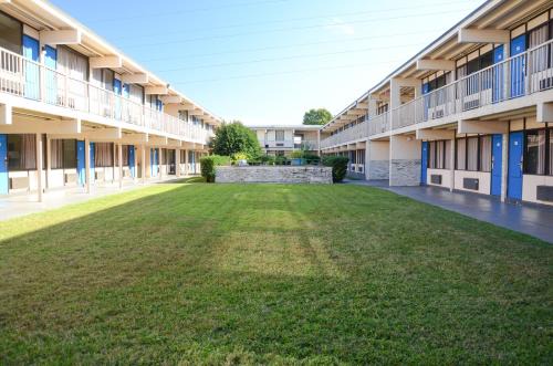 Newport News Hotel | James River Inn & Suites