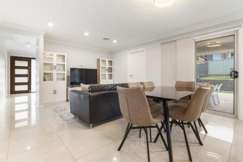 Bletchington House | Japonica Dream - Modern Family Home Free Wifi