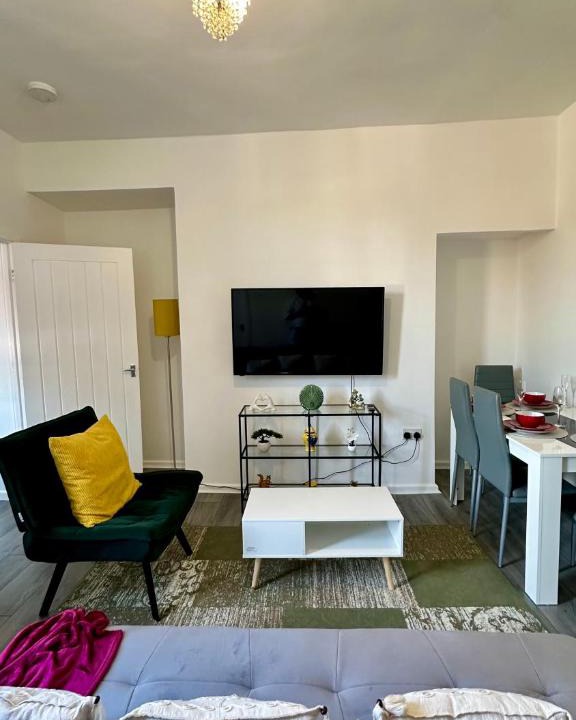 Jarrow Apartment | Jarrow Haven Contractor Family Stay with FREE Parking Sleeps 8