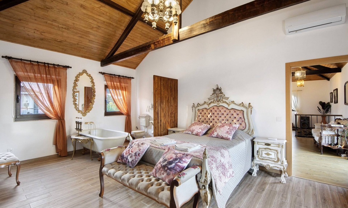Arouca Apartment | 'Jasmim' Room with Shared Pool in Arouca