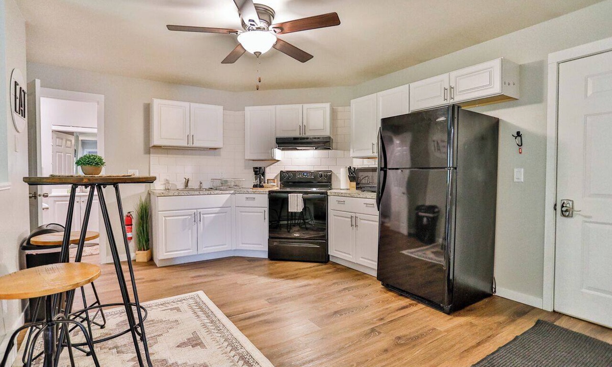 Weston Apartment | Jelinek Hideaway Unit 7 - Modern 1BR Apartment