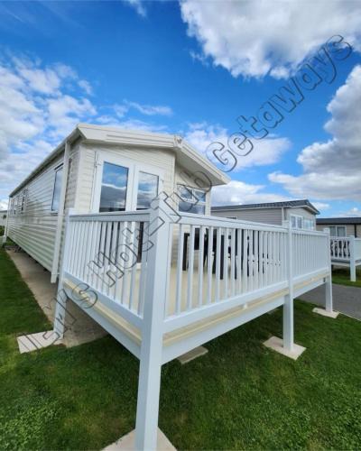 Tattershall House | JEMs Hot-Tub Getaways 6 berth at Tattershall Lakes