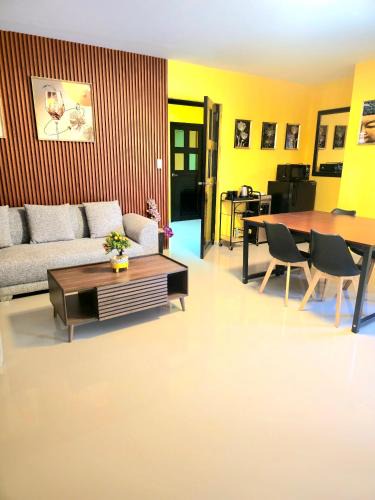 Madrid Apartment | Jenessa's Executive Suite 90 sqm near Lanuza Surf Bay