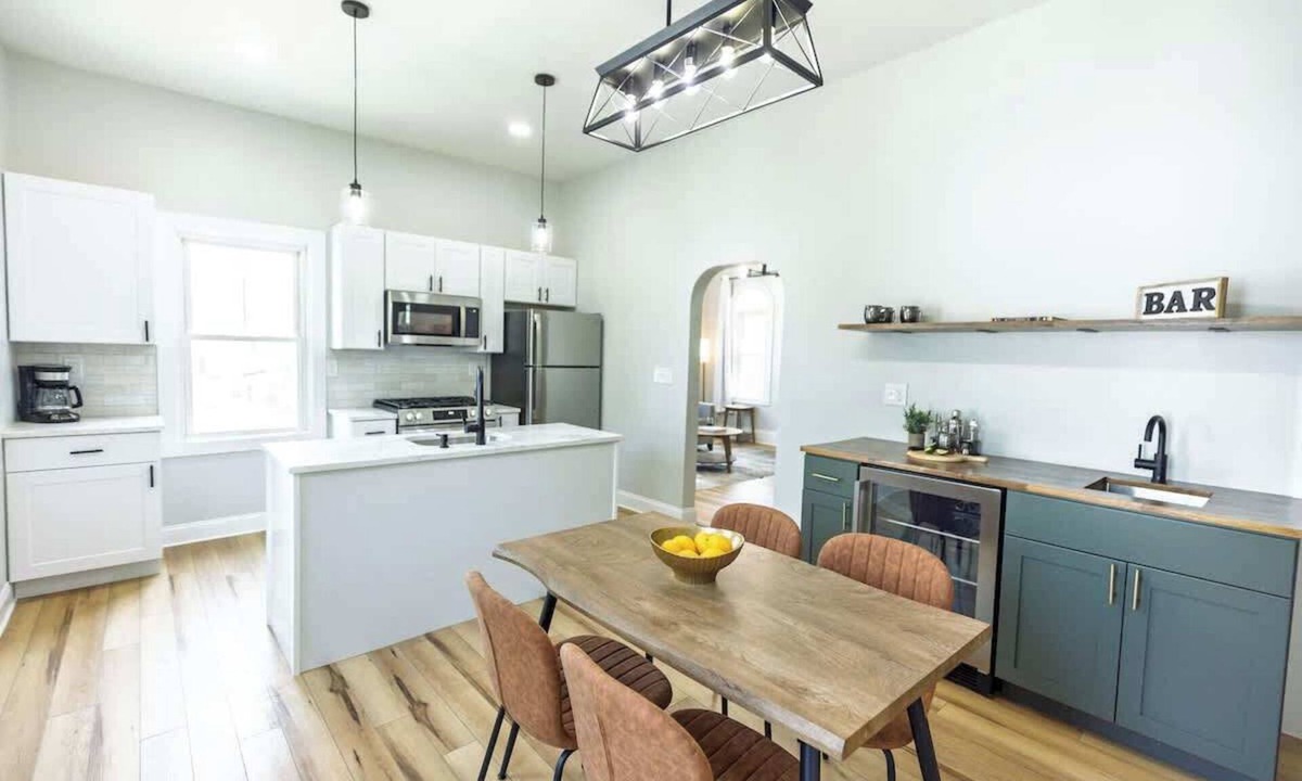 Federal Hill Apartment | Jennifer's Broadway Cozy Gem w/Fireplace King Bed