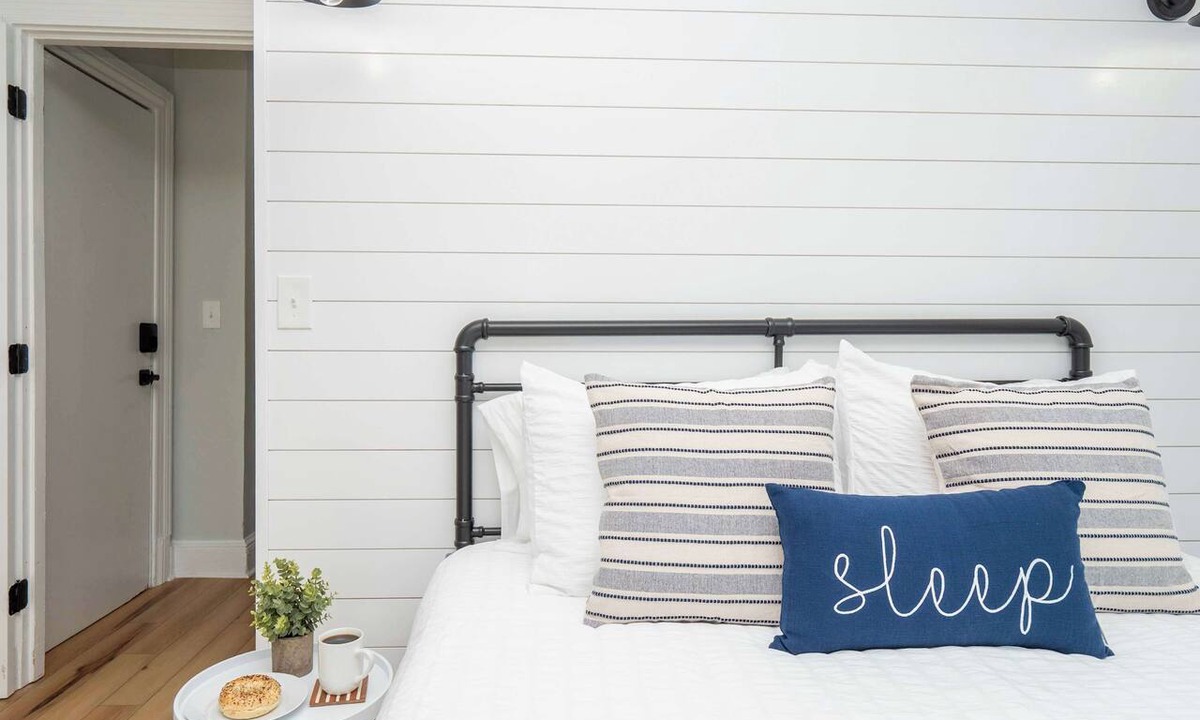 Federal Hill Apartment | Jennifer's Modern & Comfy Broadway Walkable Stay