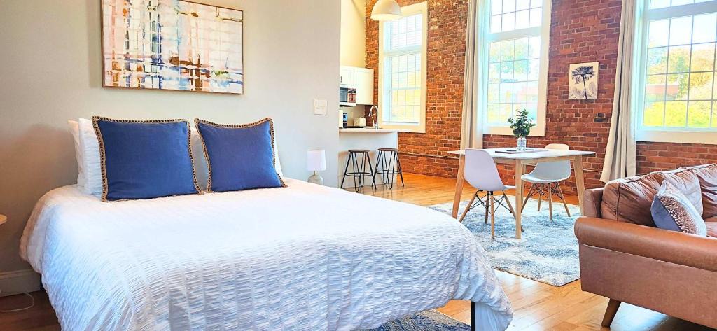 College Hill Apartment | Jennifer's Riverfront Loft State House Views