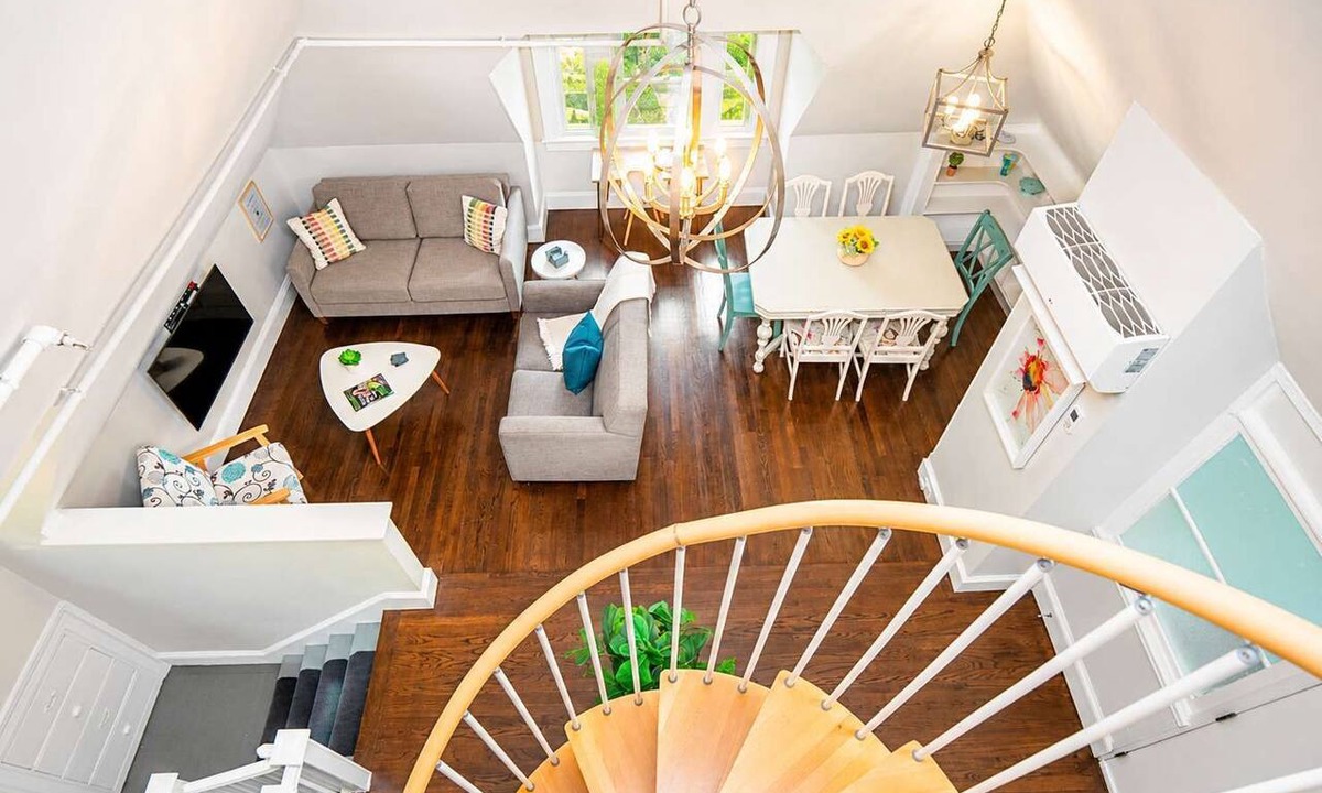 College Hill Apartment | Jennifer’s Unique Loft Near Brown 2 Parking Spots
