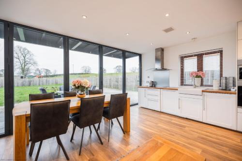 Staveley House | Jenny's Barn - Sleeping 9, Dog friendly
