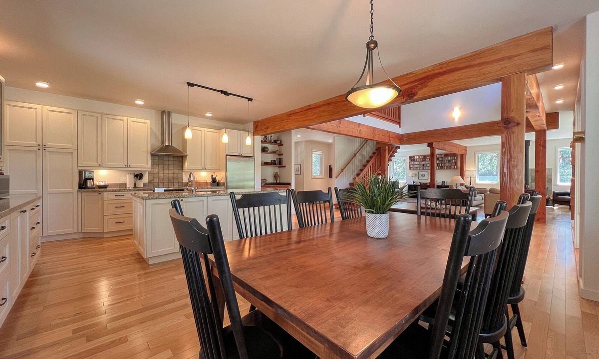 Tofino House | Jensen's Bay Getaway - Inlet front beach!