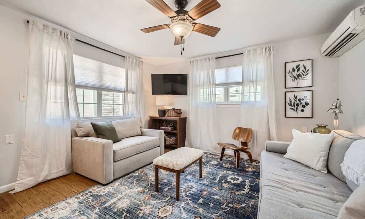 Georgetown House | Jesse Cooper Cottage-Overlooking SWU & Downtown GT