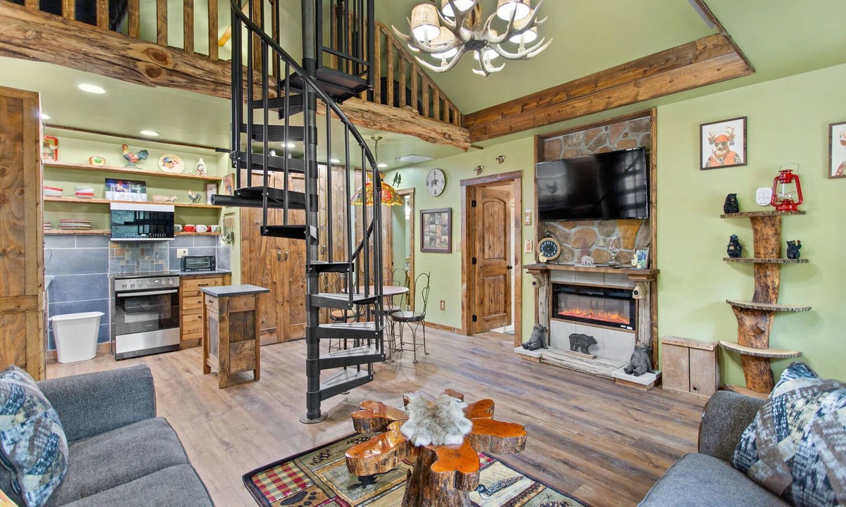Jim Thorpe Cabin | Jim Thorpe Rustic Cabin With Hot Tub, EV Charger, BBQ Grill & Outdoor Games!
