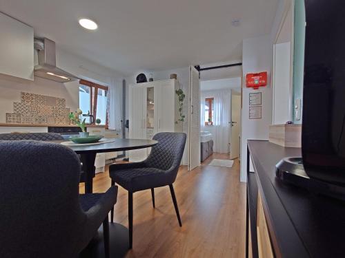 Burghausen Apartment | JIRVISTA-Homes, voll ausgestattete Wohnung im EG, kontaktloser Zutritt
