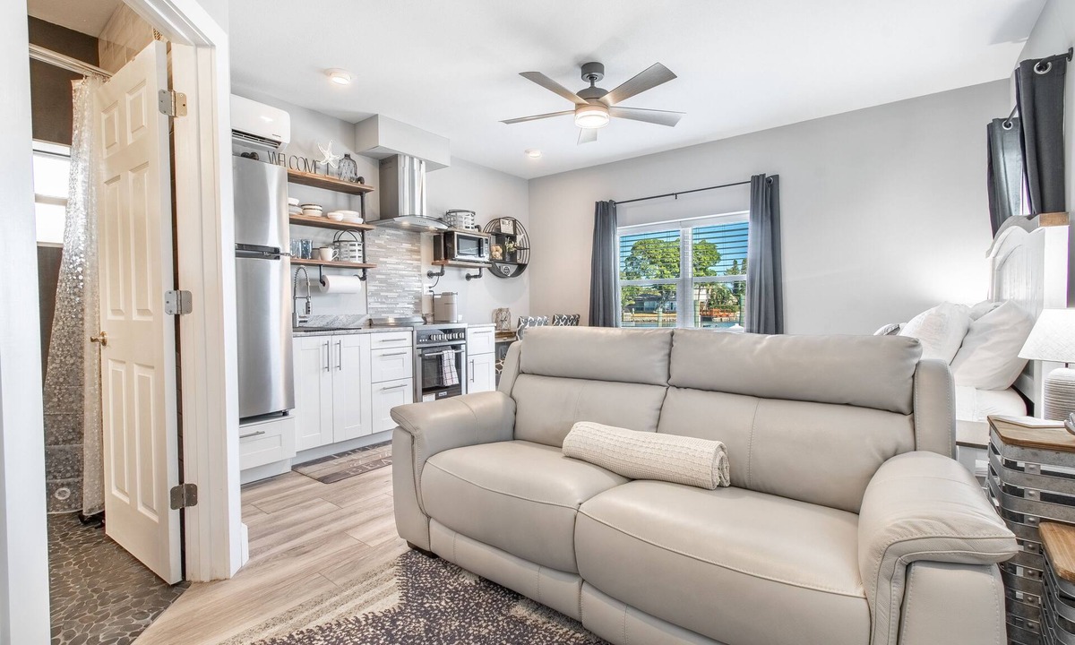 Madeira Beach Apartment | JOHNS PASS "Studio 4" Fisherman's Cove & Cottages