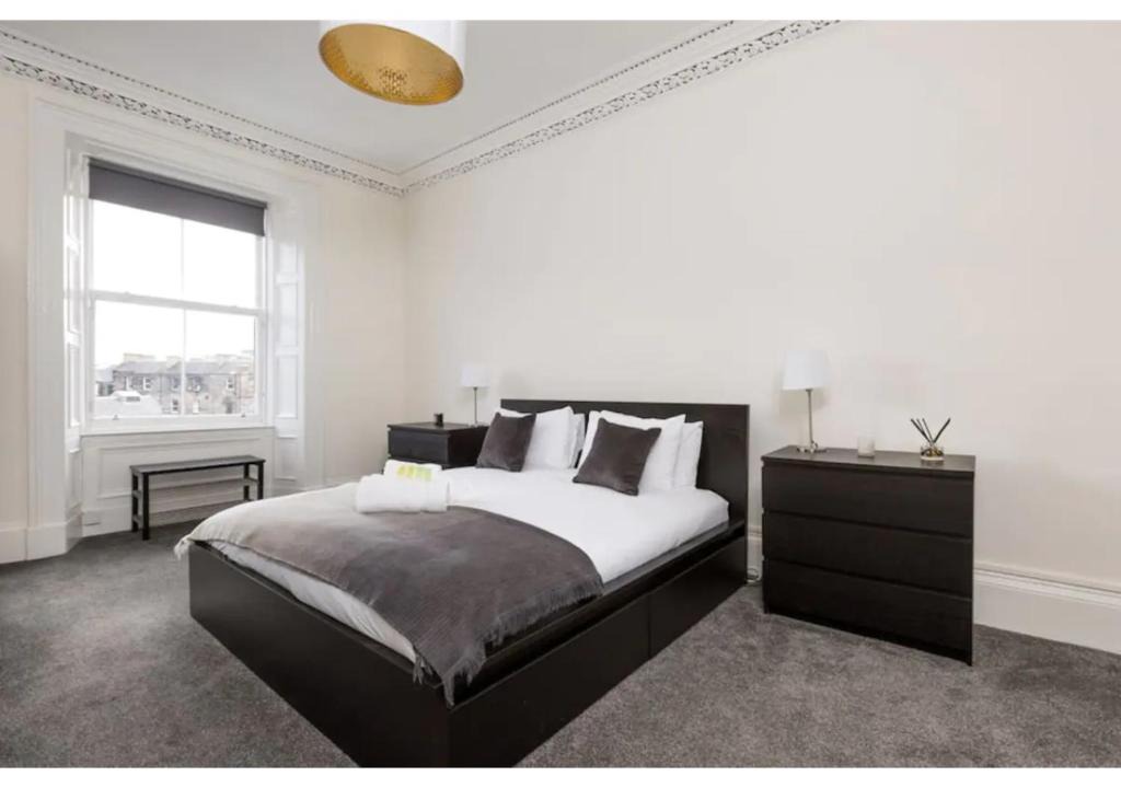 West End Apartment | JOIVY Central Edinburgh 4-Bed Home