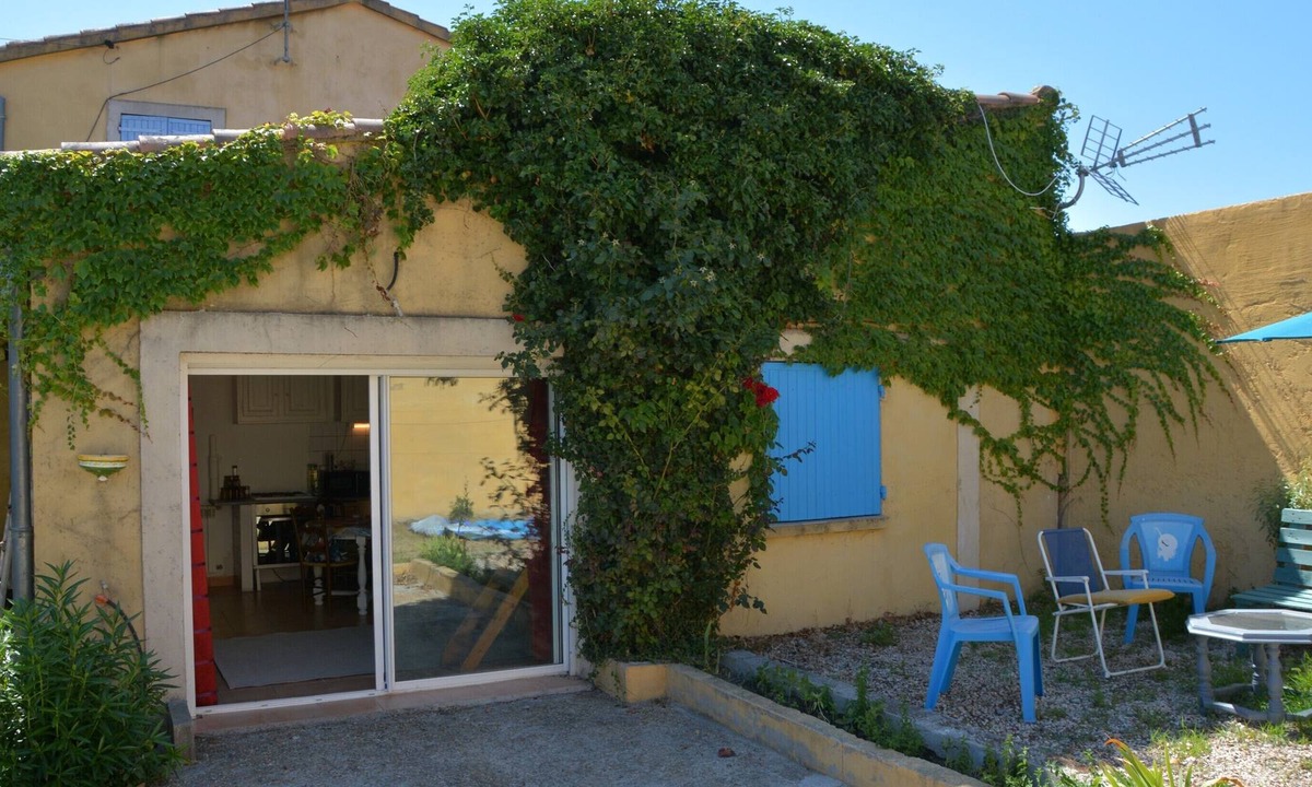 Carpentras Apartment | Joli Studio Avec Terrasse, Jardin et Piscine