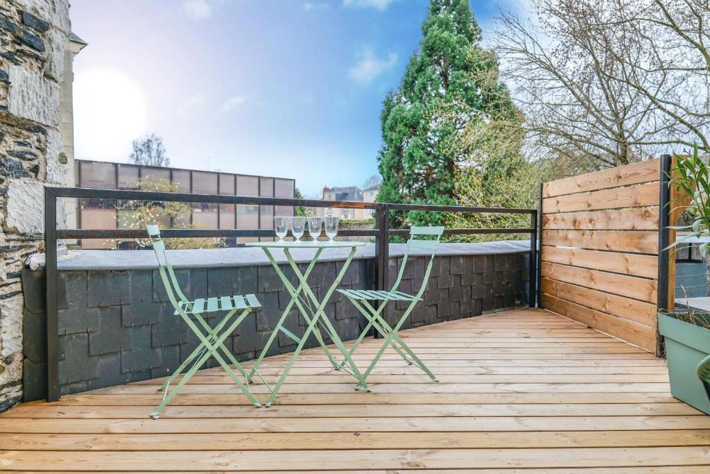 Downtown Angers Apartment | Joli studio avec terrasse - proche château - 2 personnes