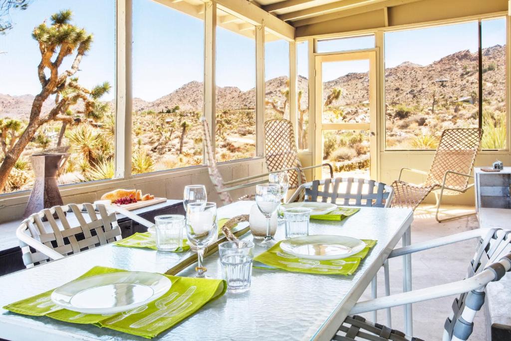 Joshua Tree Highlands House | Joshua Tree Dream Weaver hot tub & National Park