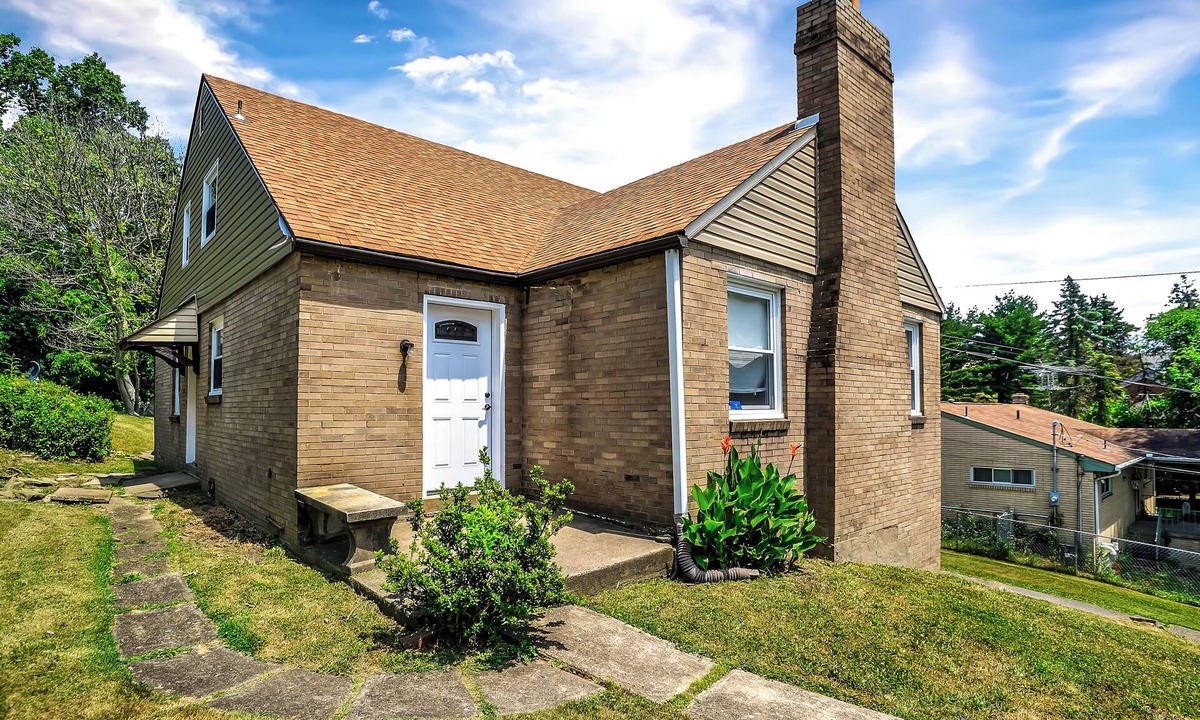 Penn Hills House | JoyHouse Spacious 4-bedroom house in terrific Pittsburgh PA.