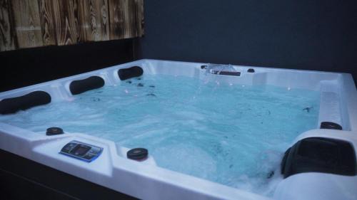 Leverkusen Apartment | Juloft Private Suite - 4-Sterne Luxusloft mit Whirlpool & Sauna