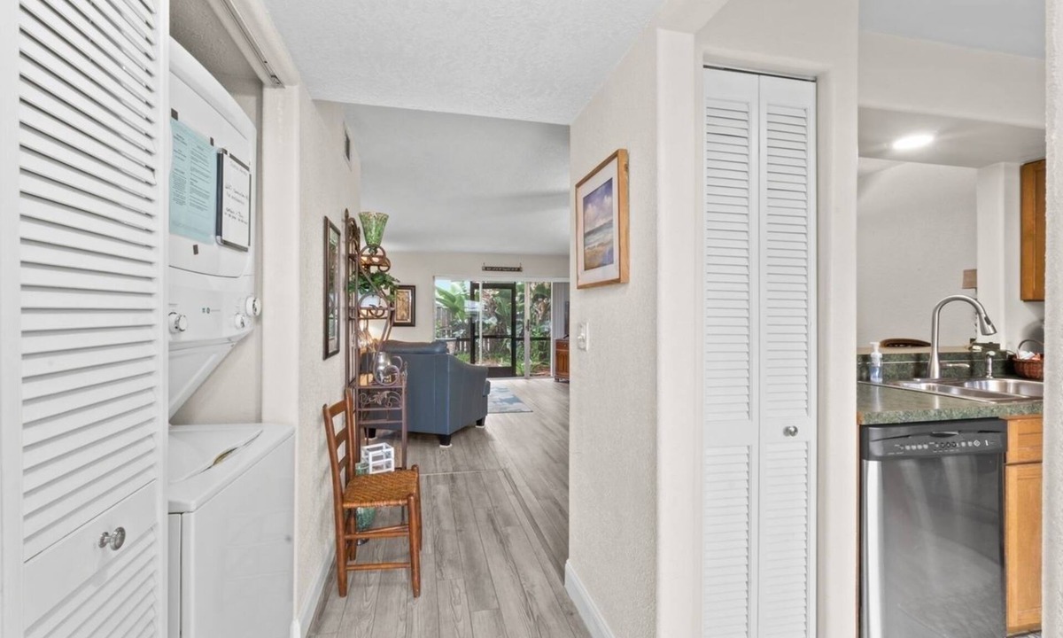 Historic Downtown Melbourne Condo | Jun 98 night Patio, BBQ, close to Dining, Shopping, Beach, Golf, Kayak!