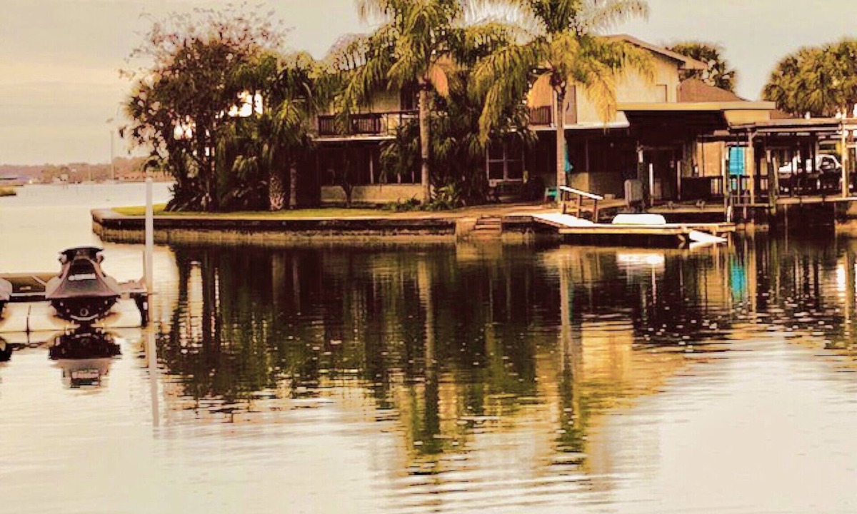 Crystal River House | “JUN/JUL SOLD OUT! AUG/SEP SALE” KINGS BAY, 4 Bedrooms, Decks, 2 Docks,400 shore