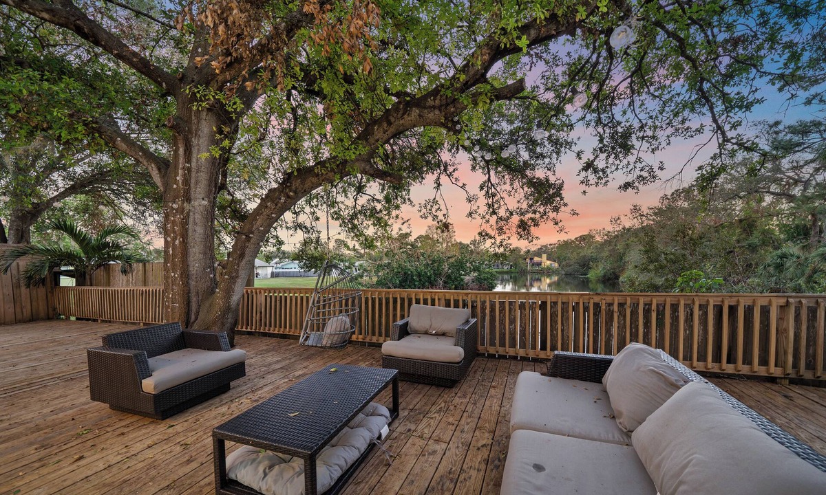 Flora Villa House | Jungle Nook | Waterfront + Grill!