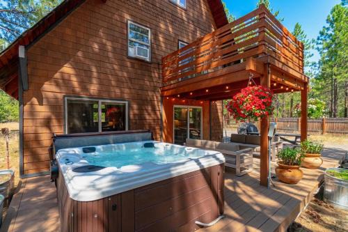 Sisters House | Juniper & Pine - Barrel Sauna and Hot Tub - Sisters, Oregon