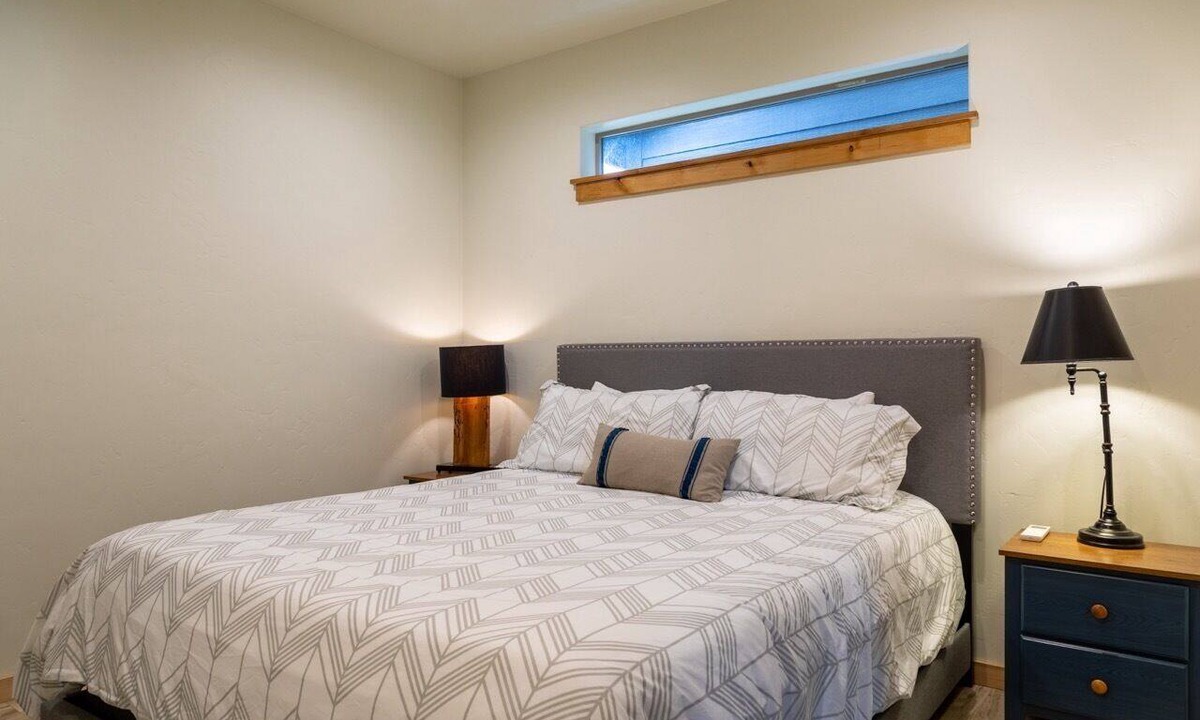 Sisters Apartment | Juniper Studio | Walk to Sisters | Sleeps 2