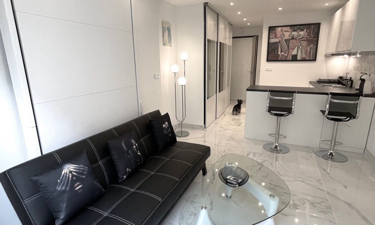 La Californie Apartment | Just a stone's throw from Negresco, facing the sea. Quiet terrace. Ideal for couples