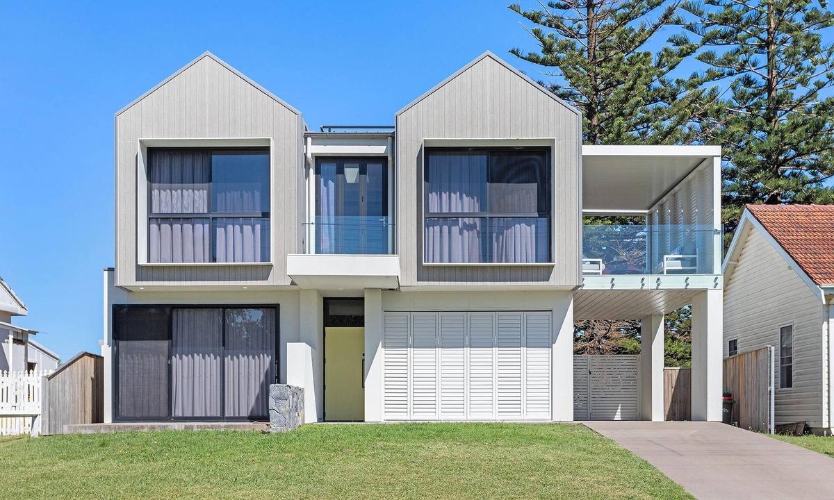 Werri Beach House | Just listed - Beachside - 5 bedroom - 1 min walk to beach - 1 & 3/4hrs Sydney