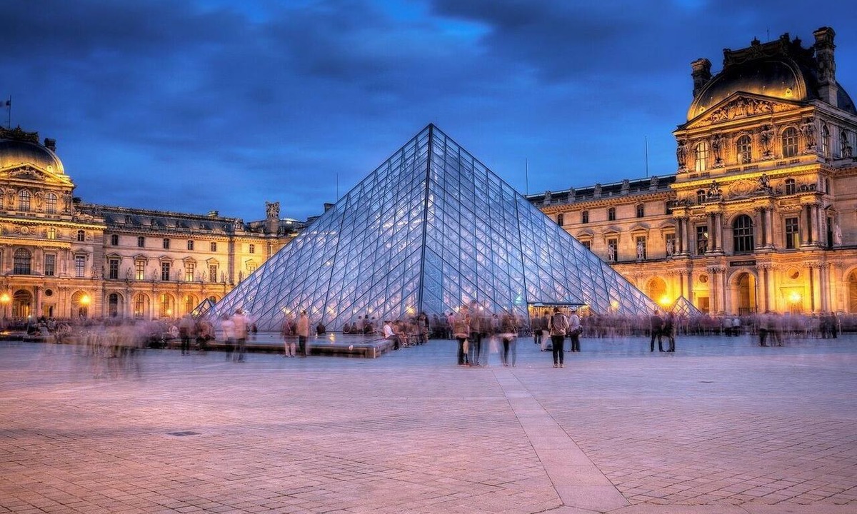 Palais-Royal Apartment | JUST STEPS FROM ICONIC LOUVRE,JARDIN DES TUILERIES & PLACE VENDÔME–RUE DE RIVOLI