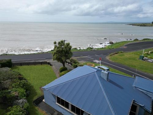 Riverton House | Justavacation Beachfront Bach