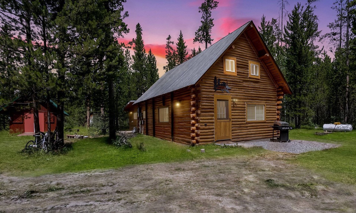 Island Park Cabin | KABINO: FirePit Big Driveway SmartTV Grill WiFi