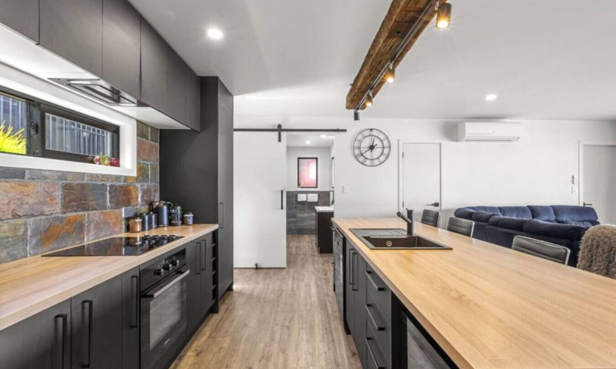Raglan House | Kaitoke Retreat & Studio 10 guests Waterfront