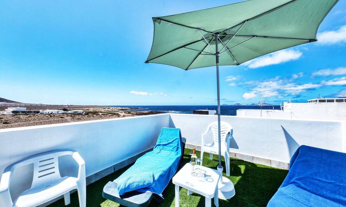 Caleta de Famara House | Karma Famara 1 -25m from the beach, fast wifi and roof top terrace