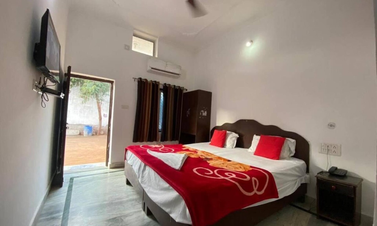 Khajuraho Hotel | Karma Hostel