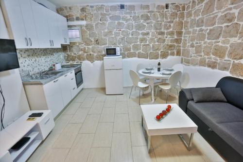 Split Apartment | Karmen's Apartment Two