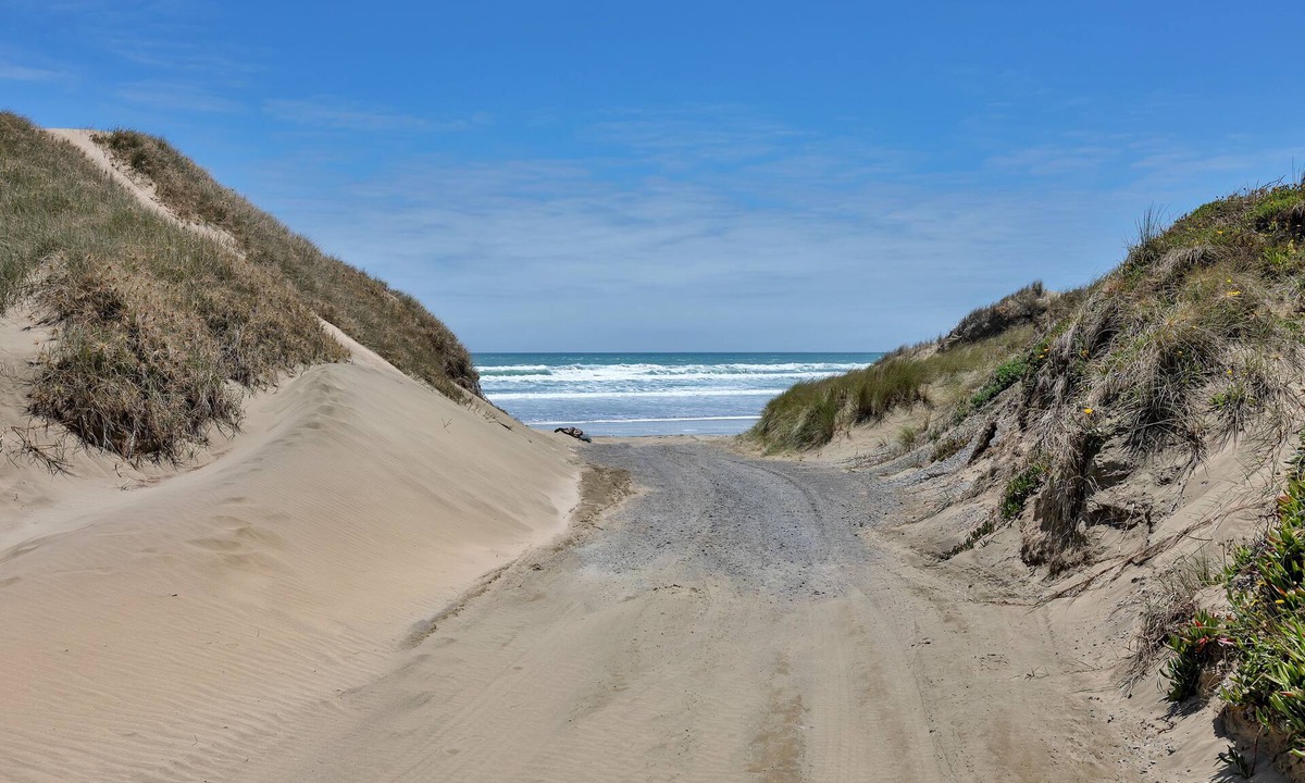 Waipapakauri House | Karo Hut B - Ninety Mile Beachfront Cabin