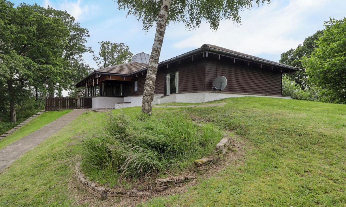 Kincraig Cottage | KATCHANA, pet friendly, with hot tub in Kincraig