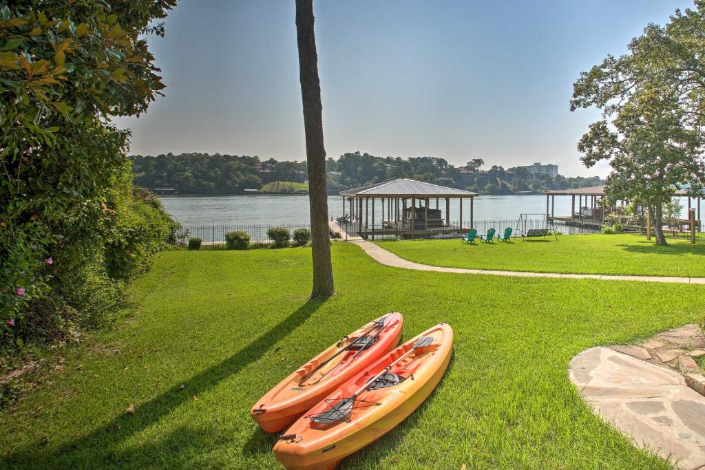 Rockwell House | Kayaks, Dock: Waterfront Escape on Lake Hamilton!