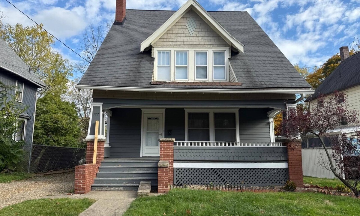 Highland Square House | KC's Group Getaway - ALL KING BEDS, BBQ, Firepit, Gym, Laundry, Wi-Fi, Parks 4