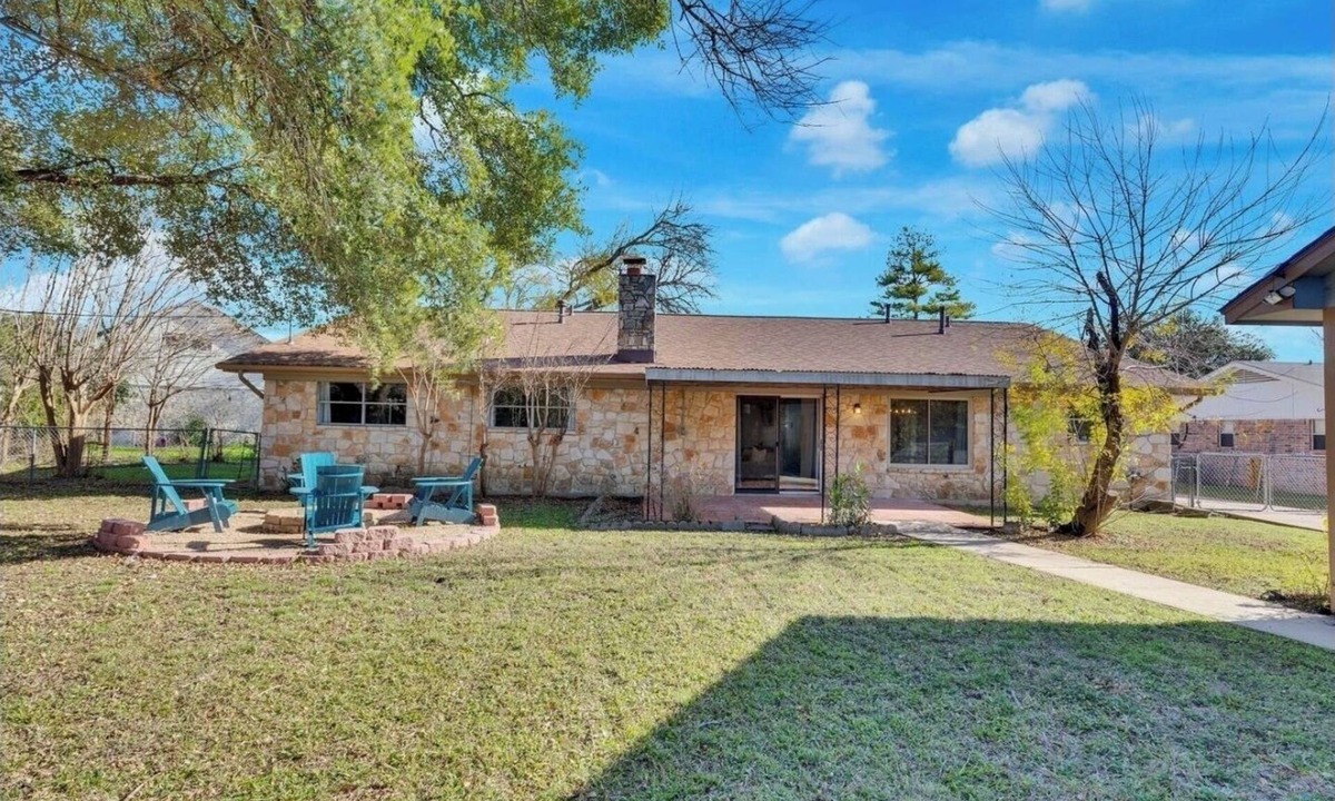 Egger Acres House | [KC] Spacious 4-BD house, fenced yard & fire pit - great for large groups!